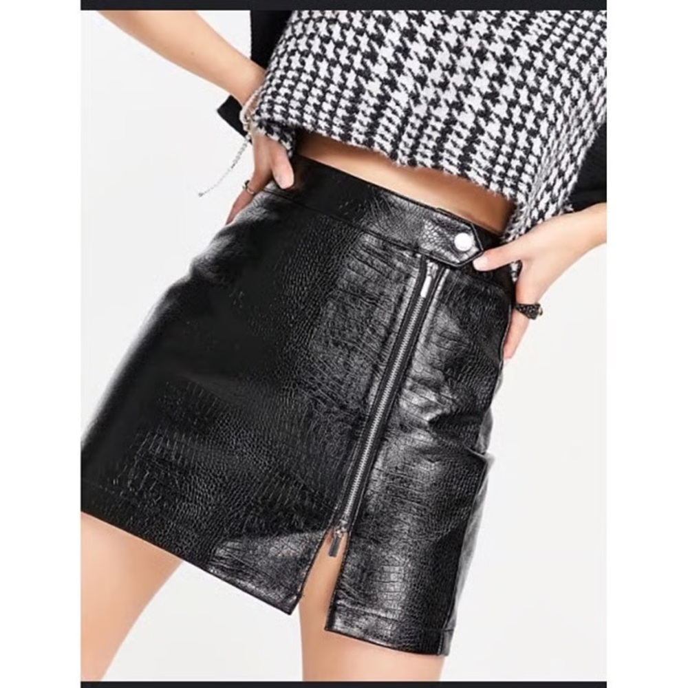 Topshop Black Textured Faux Leather Skirt! Never worn! Size 2! Black Crocodile.